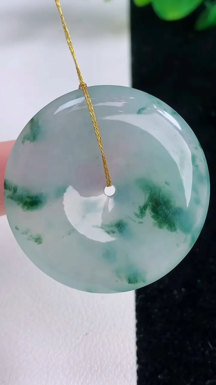 天然A货翡翠冰种飘花平安扣吊坠，尺寸36.8-5.6，重量:16.19g
12月7日