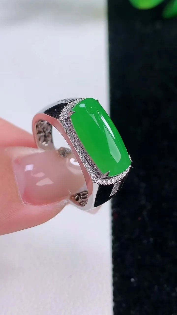 天然A货翡翠马鞍戒指，尺寸19.8-14.4-7-7.2，重量:4.80g2025年12月7日
工厂直销收藏佳品,种好水足，色泽均匀，有种有色，上手高大气！