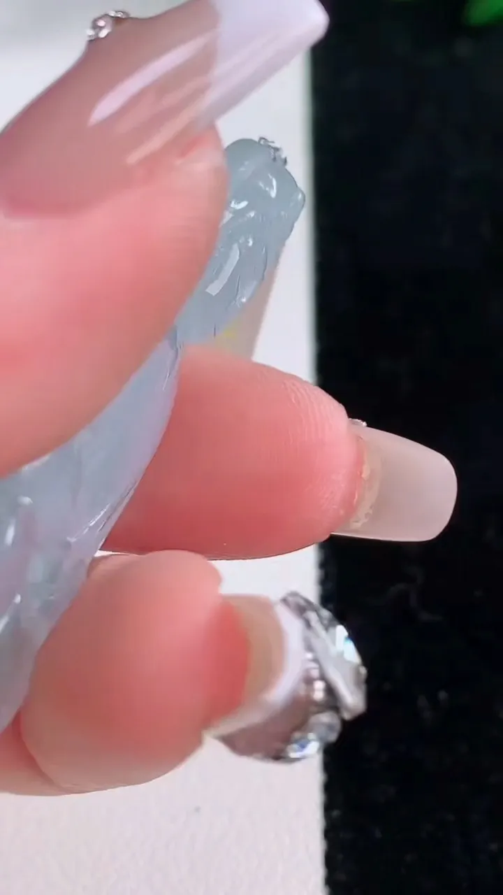 天然A货翡翠种飘花观音菩萨吊坠，尺寸48-30.4-5.4，重量:13.57g
12月7日