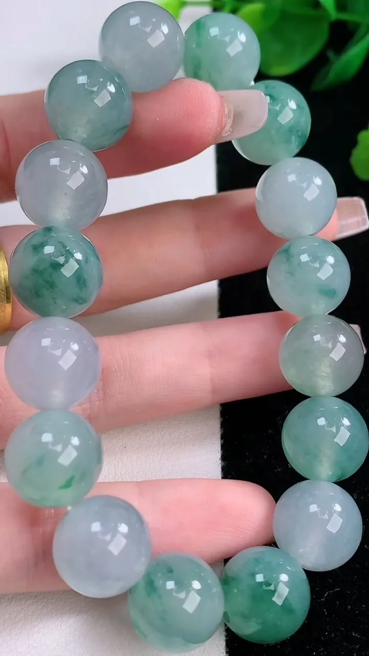 天然A货翡翠种飘花圆珠手串，尺寸12.8-16颗，重量:59.10g12月7日
工厂直销收藏佳品,种好水足，色泽均匀，有种有色，上手高大气！