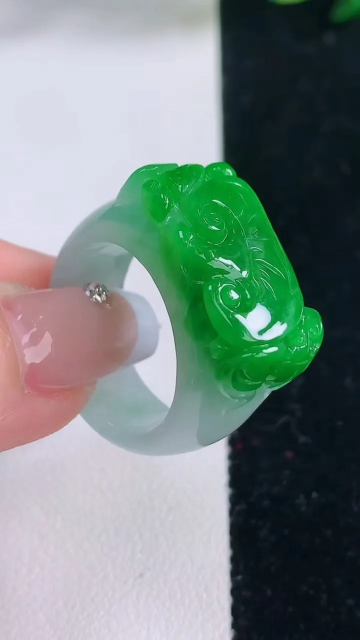 天然A货翡翠蝙蝠指环扳指，尺寸20.5-24.4-12.4-7，重量:12.69g2025年12月7日
工厂直销收藏佳品,种好水足，色泽均匀，有种有色，上手高大气！