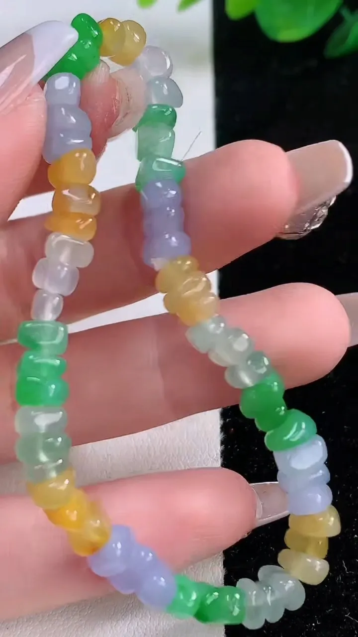 天然A货翡翠种三彩原石手串，尺寸5.6-3.9-3.5-55颗，重量:11.52g12月7日
工厂直