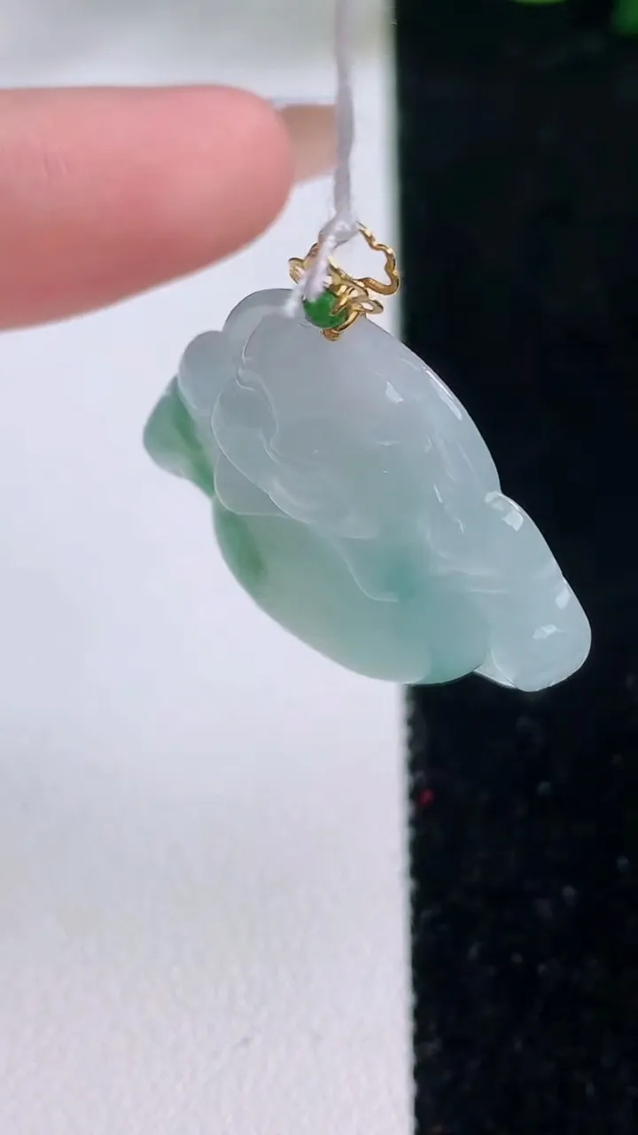 天然A货翡翠种飘花佛公吊坠，尺寸23.8-27.7-6，重量:6.04g
12月7日