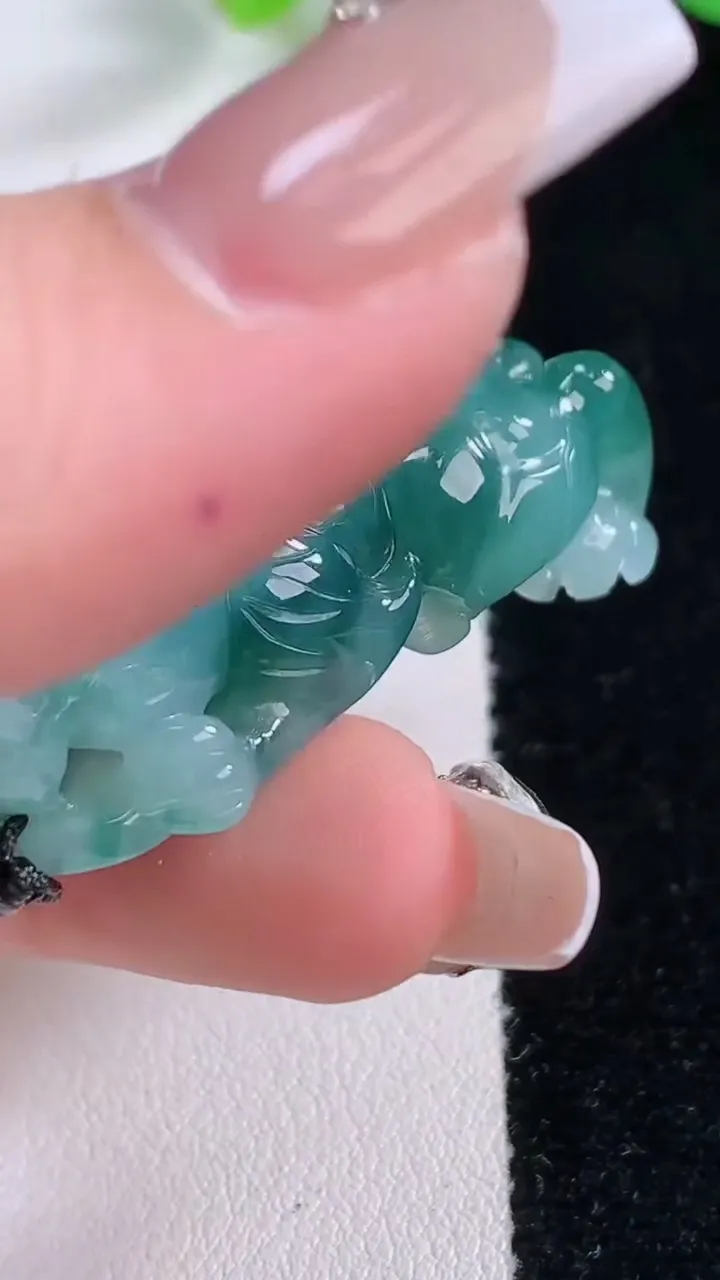 天然A货翡翠飘花貔貅吊坠，尺寸40-17.8-18.2，重:22.33g
12月7日