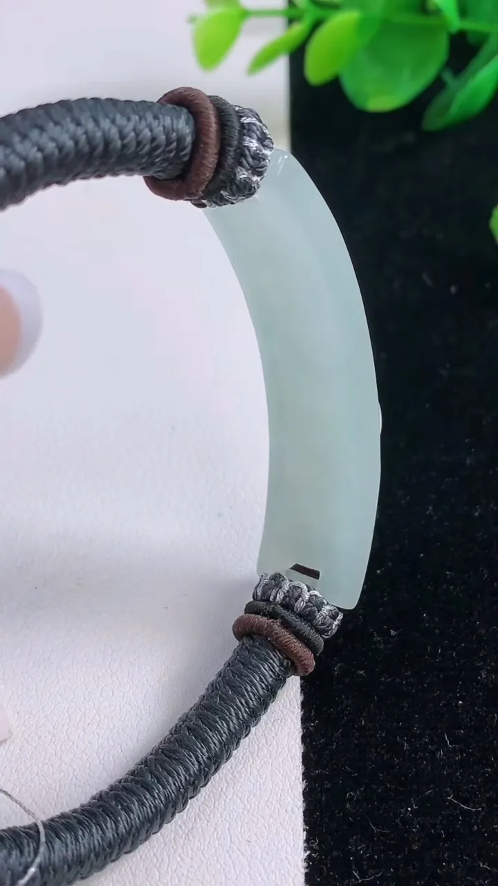 天然A货翡翠和和美美 荷花手牌，尺寸52.7-15.7-6.5，重量:53.19g
12月7日