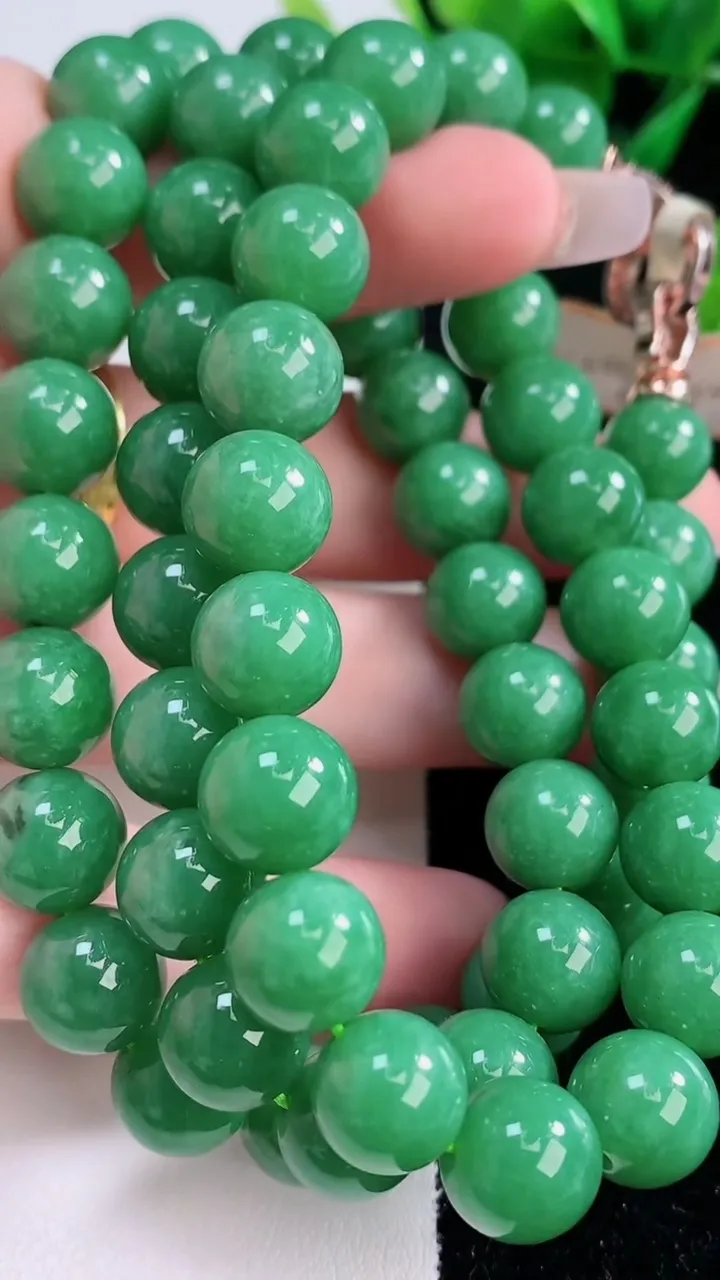 天然A货翡翠圆珠项链，尺寸10-60颗，重量:108.54g12月7日
工厂直销收藏佳品,种好水足，色泽均匀，有种有色，上手高大气！