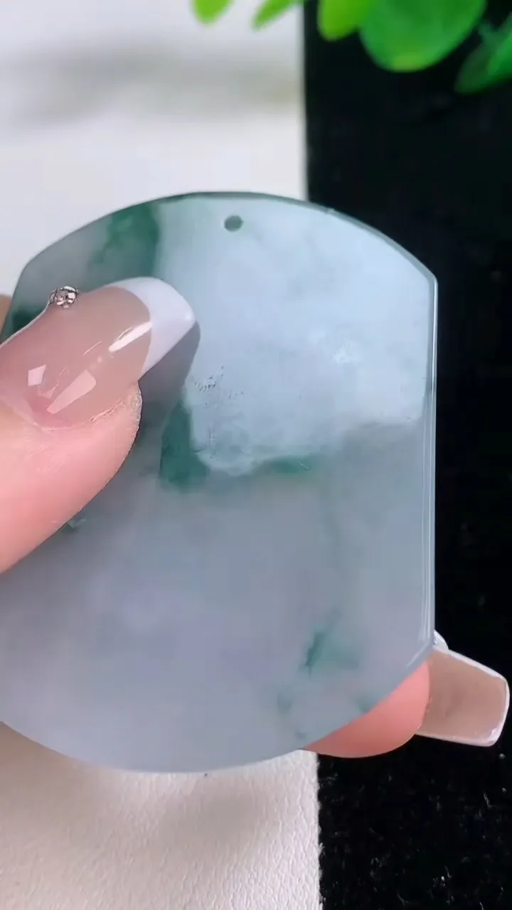 天然A货翡翠飘花龙牌吊坠，尺寸52.6-42.4-5.2，重量:28.59g
12月7日