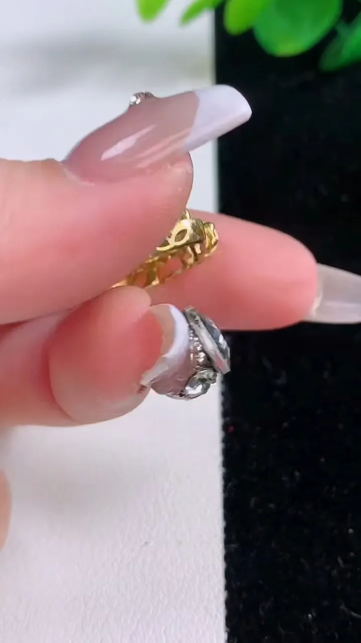 天然A货翡翠如意头吊坠，尺寸20.5-17.2-6.8，裸石10.7-13.3重量:2.36g
12月7日