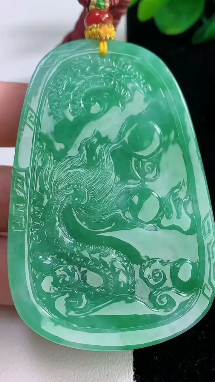 天然A货翡翠龙牌吊坠，尺寸70-46.6-10.3，重量:79.25g
12月7日