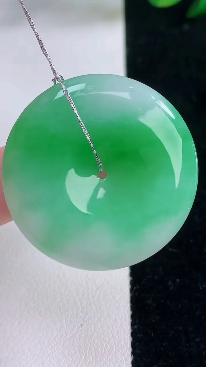 天然A货翡翠平安扣吊坠，尺寸35.4-5.9，重量:15.81g
12月7日