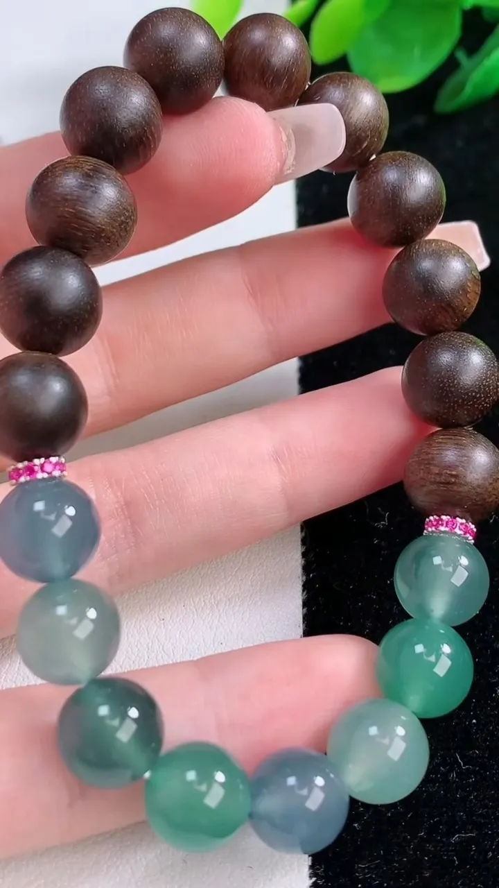 天然A货翡翠种蓝水圆珠手串，尺寸10，重量:21.91g12月7日
工厂直销收藏佳品,种好水足，色泽均匀，有种有色，上手高大气！