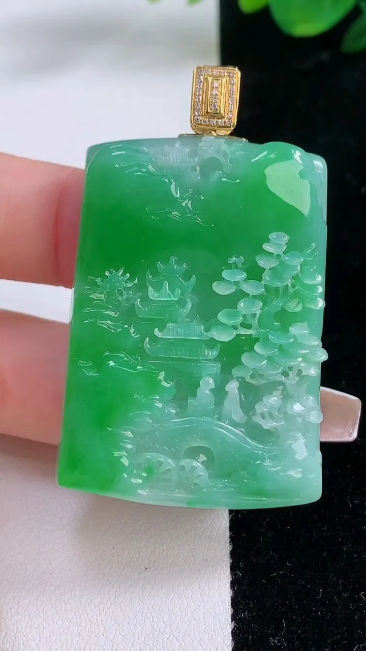 天然A货翡翠山水牌吊坠，尺寸45.8-32.5-9，重量:34.08g
12月7日