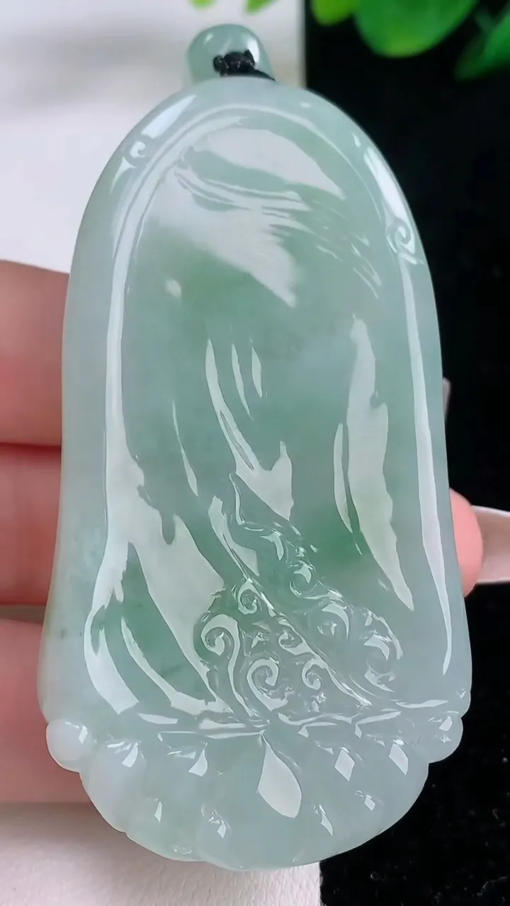 天然A货翡翠观音菩萨吊坠，尺寸67-37-9.5，重量:49.80g
12月7日