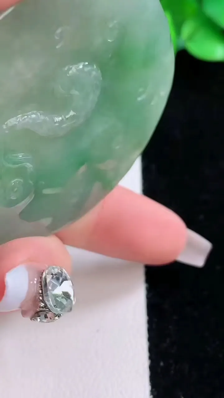 天然A货翡翠龙牌吊坠，尺寸52.2-10.5，重:43.45g
12月7日