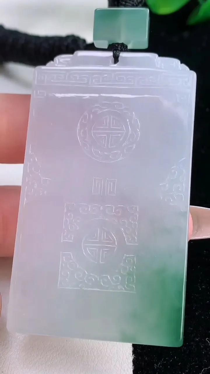 天然A货翡翠种飘花仿古无事牌吊坠，尺寸61-35.3-5.6，重量:43.92g
12月7日