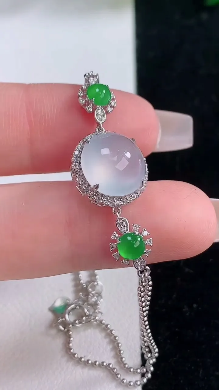 天然A货翡翠种白冰蛋面手链，尺寸10.3-7，重量:3.93g
12月7日