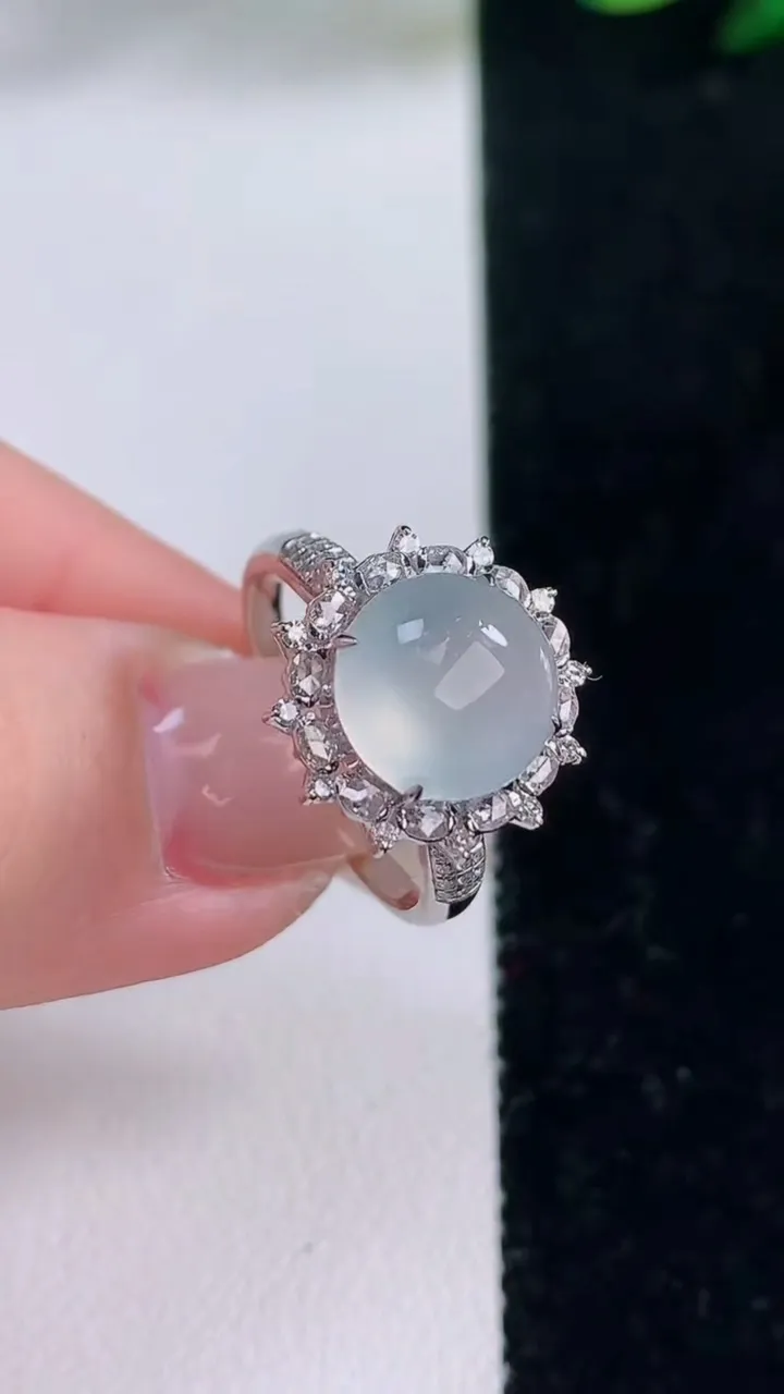 天然A货翡翠种白冰蛋面戒指，尺寸17.7-9.6-9.2，重量:3.10g2025年12月7日
工厂直销收藏佳品,种好水足，色泽均匀，有种有色，上手高大气！