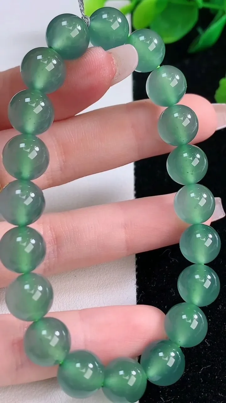 天然A货翡翠种蓝水圆珠手串，尺寸9.8-20颗，重量:33.32g12月7日
工厂直销收藏佳品,种好水足，色泽均匀，有种有色，上手高大气！