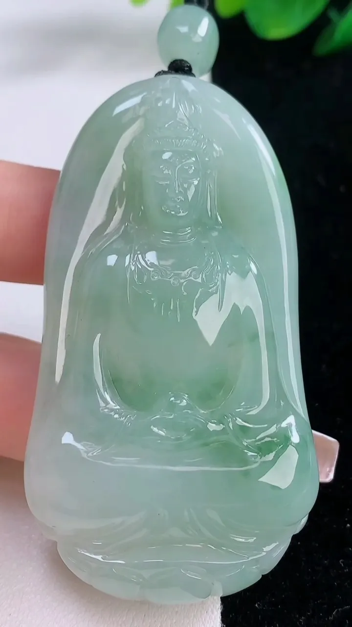 天然A货翡翠观音菩萨吊坠，尺寸67-37-9.5，重量:49.80g
12月7日