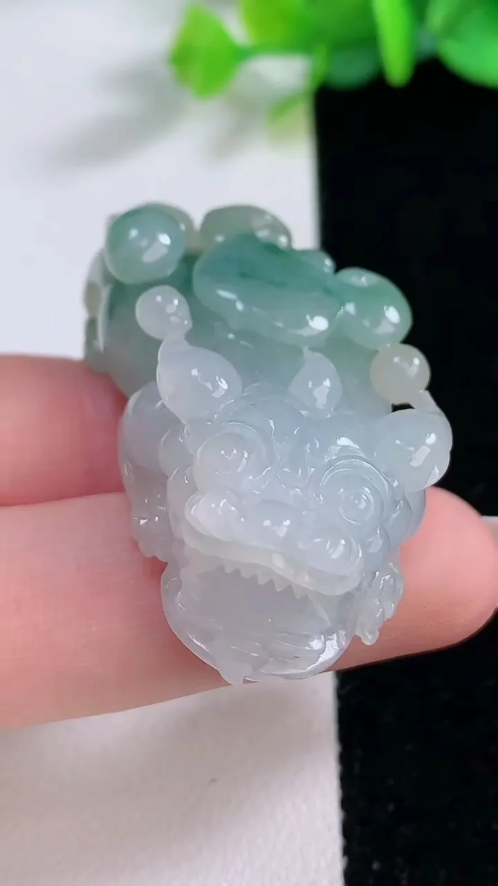 天然A货翡翠飘花貔貅吊坠，尺寸46.5-23-14.2，重:25.40g
12月7日