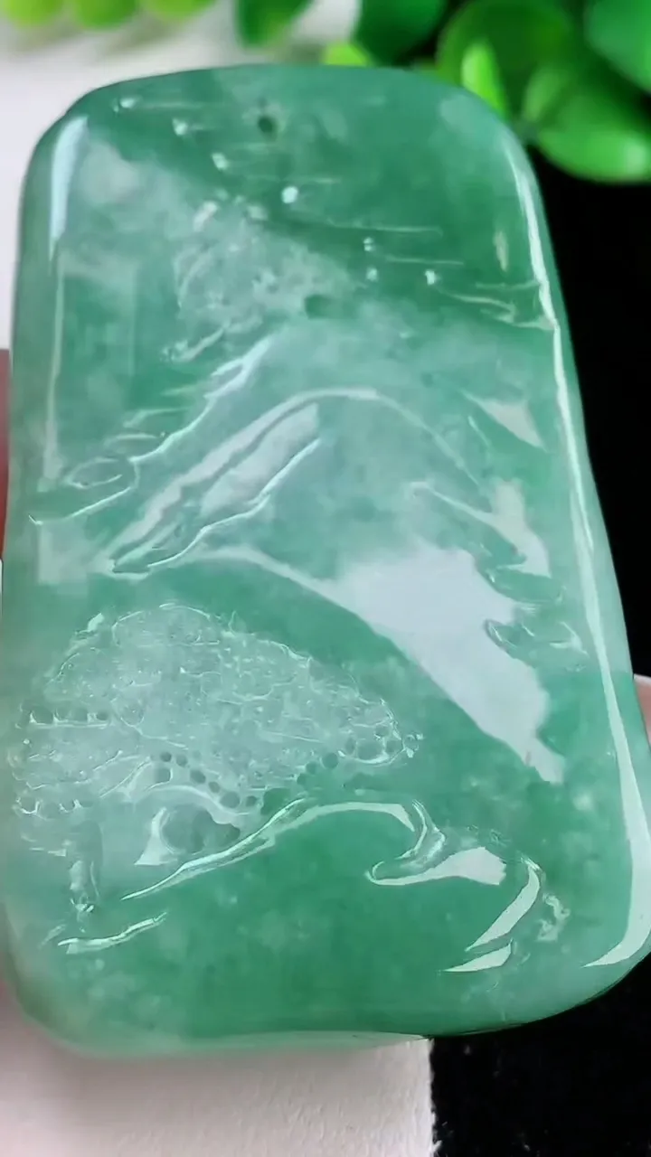 天然A货翡翠山水牌吊坠，尺寸70-44-14，重:101.85g
12月7日