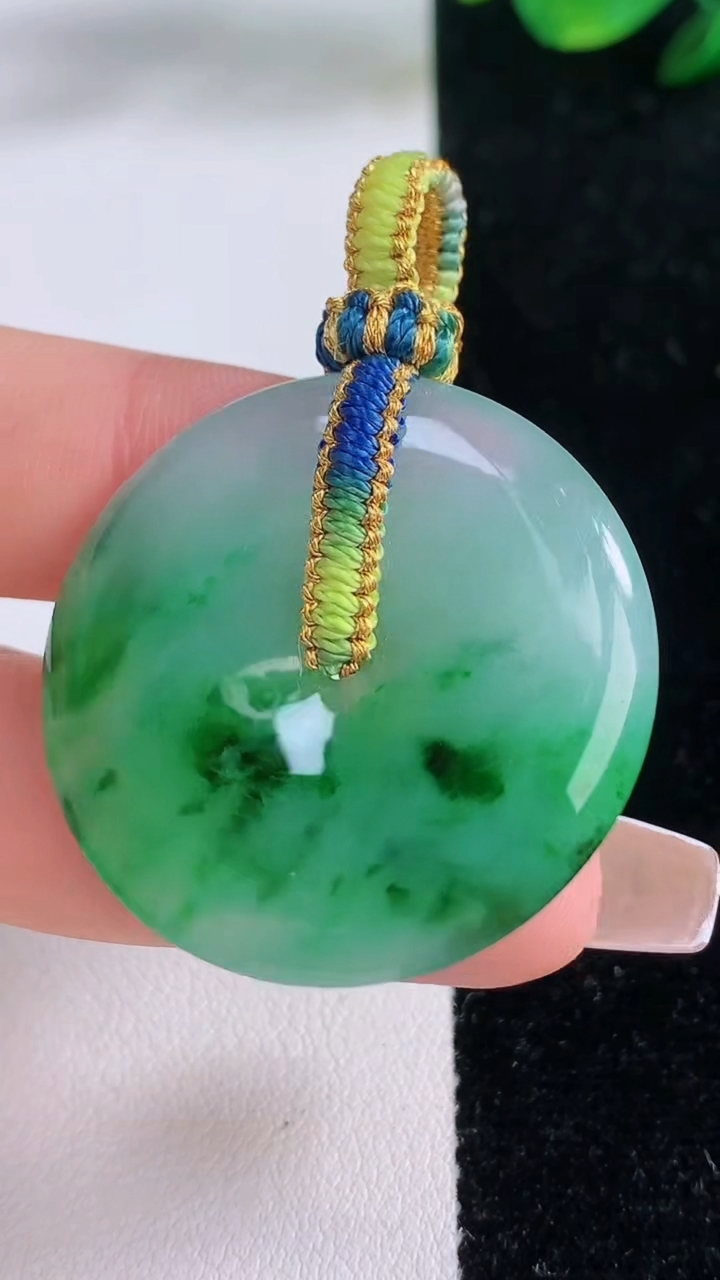 天然A货翡翠平安扣吊坠，尺寸33.7-5.5，重量:73.52g
12月7日