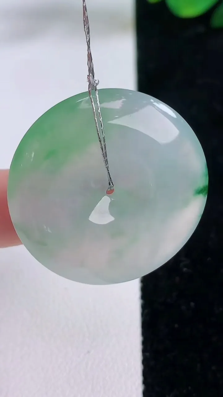 天然A货翡翠平安扣吊坠，尺寸31.7-6，重量:12.16g
12月7日