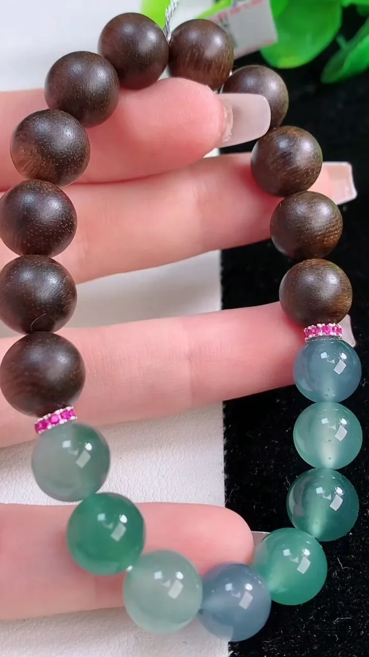 天然A货翡翠种蓝水圆珠手串，尺寸10，重量:21.91g12月7日
工厂直销收藏佳品,种好水足，色泽均匀，有种有色，上手高大气！