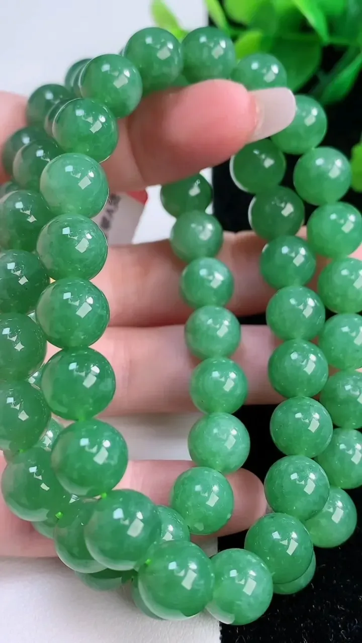 天然A货翡翠圆珠项链，尺寸9.5-62颗，重量:98.58g12月7日
工厂直销收藏佳品,种好水足，色泽均匀，有种有色，上手高大气！