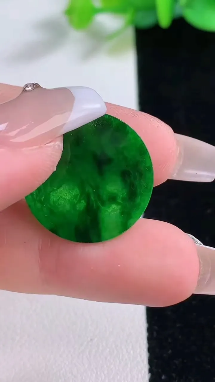 天然A货翡翠无事牌镶嵌件，尺寸20-1，重:0.89g
12月7日