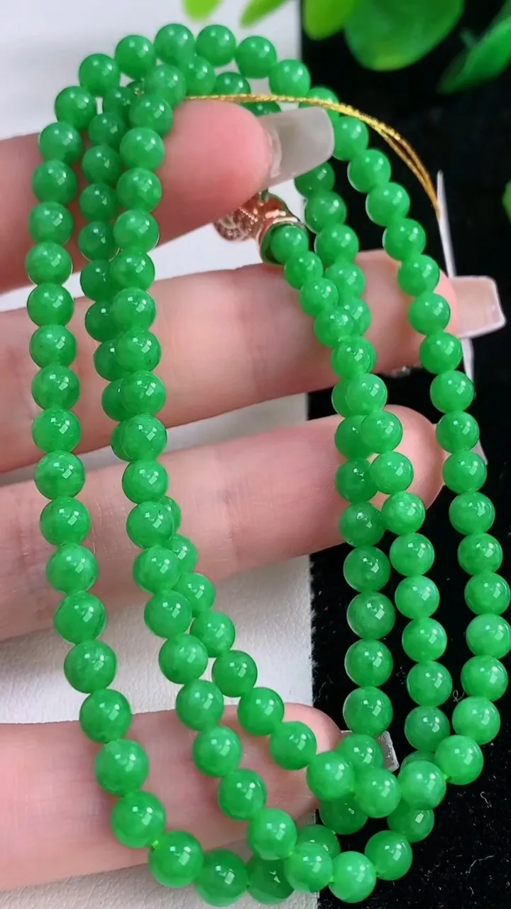 天然A货翡翠圆珠项链，尺寸4.4-126颗，重量:21.26g12月7日
工厂直销收藏佳品,种好水足，色泽均匀，有种有色，上手高大气！