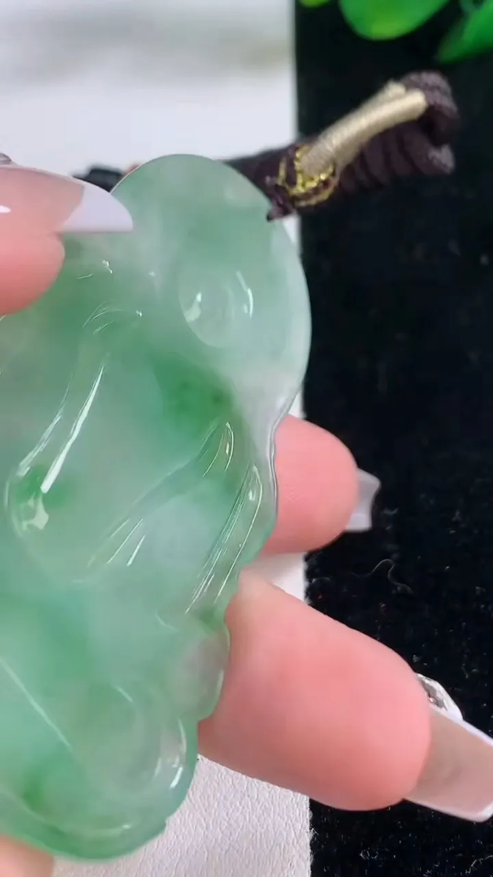 天然A货翡翠度母观音吊坠，尺寸68.7-42.5-5，重量:29.54g
12月7日