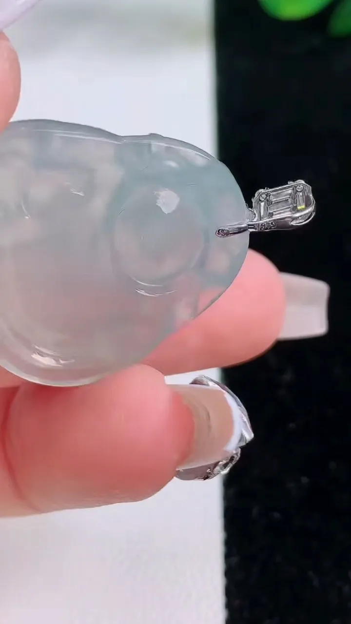 天然A货翡翠种白冰财神爷吊坠，尺寸27.2-26.8-5.3，重量:7.02g
12月7日