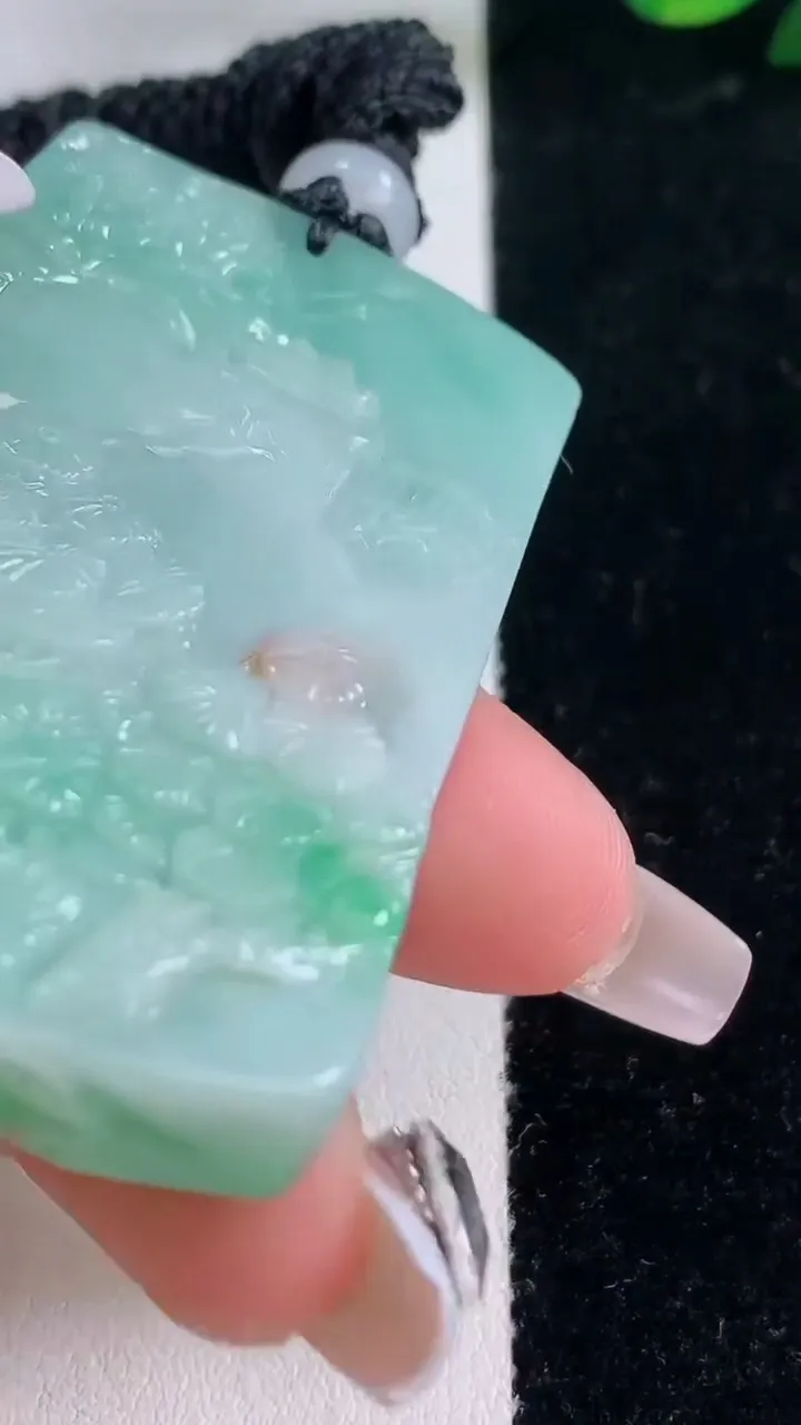 天然A货翡翠山水牌吊坠，尺寸38.6-36-13.2，重量:65.51g
12月7日