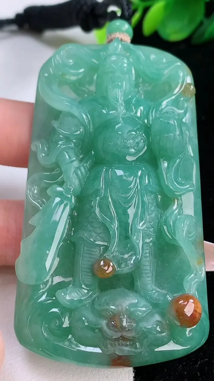 天然A货翡翠双彩关公吊坠，尺寸77-41.6-10.8，重量:75.46g
12月7日