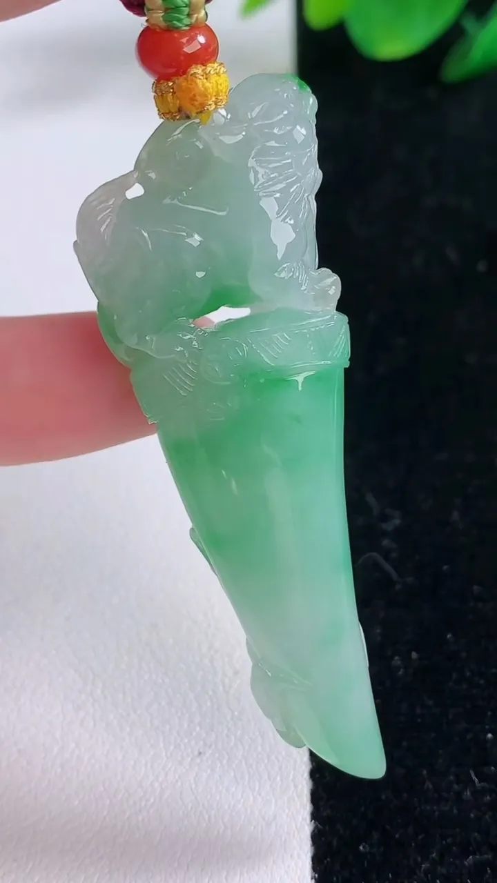 天然A货翡翠龙牙吊坠，尺寸62-18.6-11，重量:22.80g
12月7日