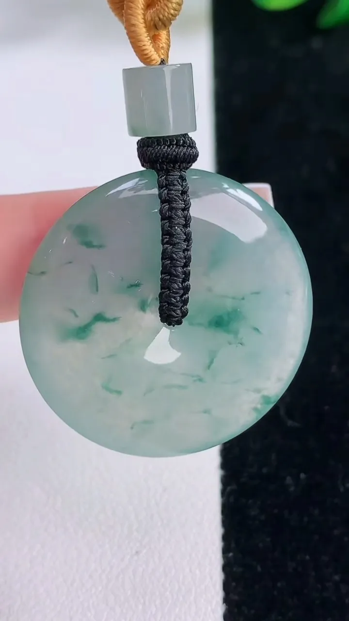 天然A货翡翠种飘花平安扣吊坠，尺寸31-5，重量:13.62g
12月7日