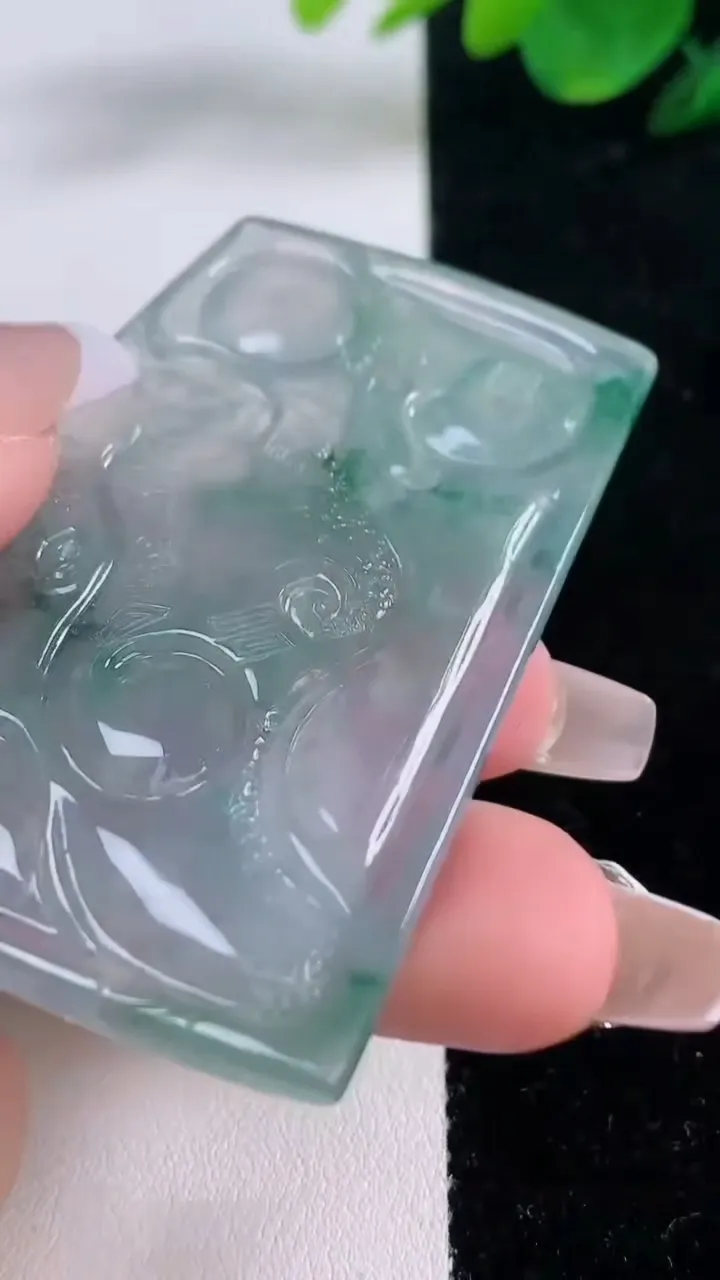 天然A货翡翠种飘花龙牌吊坠，尺寸61.8-42.5-5.4，重量:32.32g
12月7日