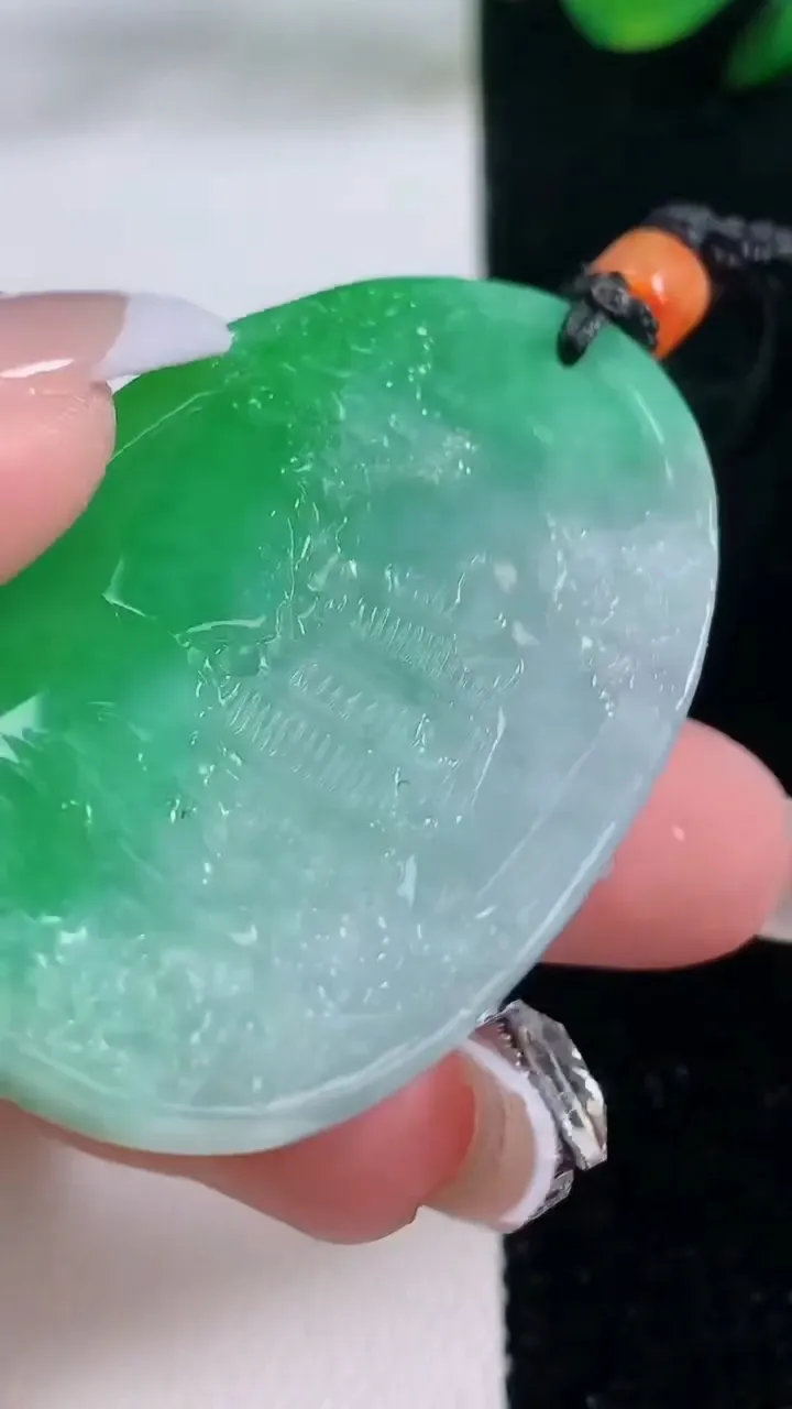 天然A货翡翠山水牌吊坠，尺寸47.2-31.8-11，重量:33.58g
12月7日