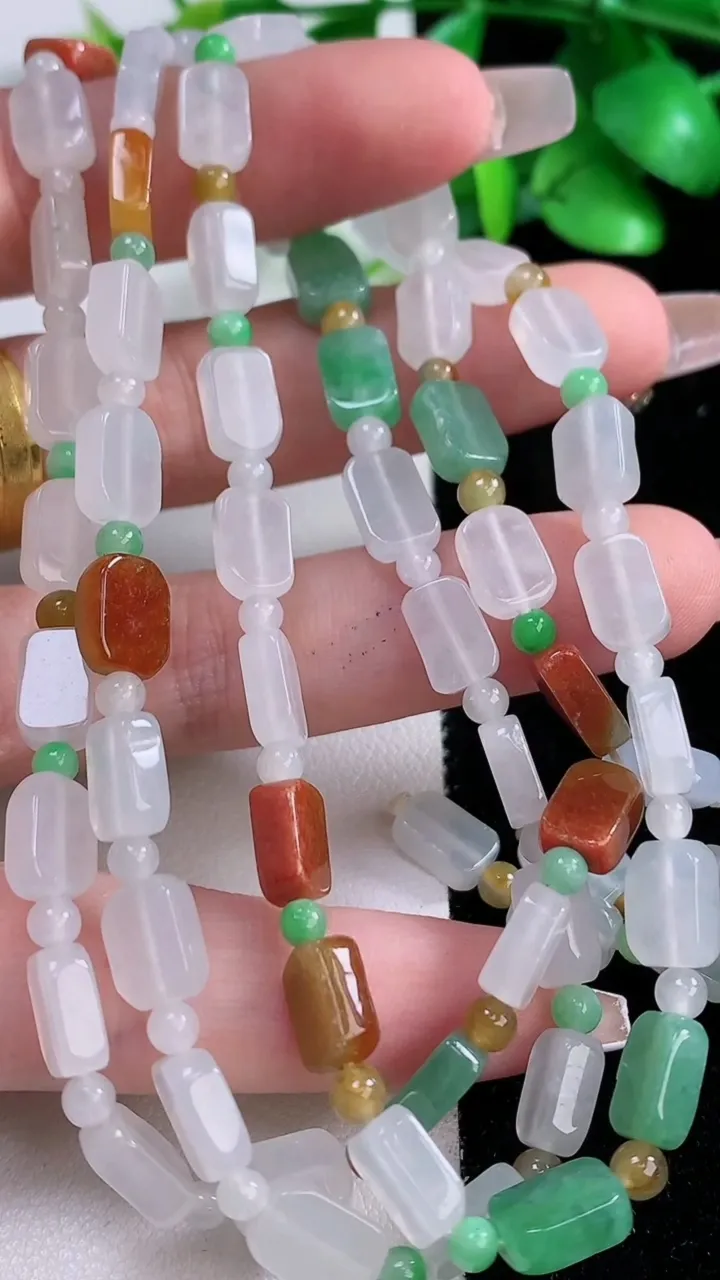 天然A货翡翠双彩路路通项链，尺寸8.8-6-3.8，重:36.55g12月7日
工厂直销收藏佳品,种好水足，色泽均匀，有种有色，上手高大气！