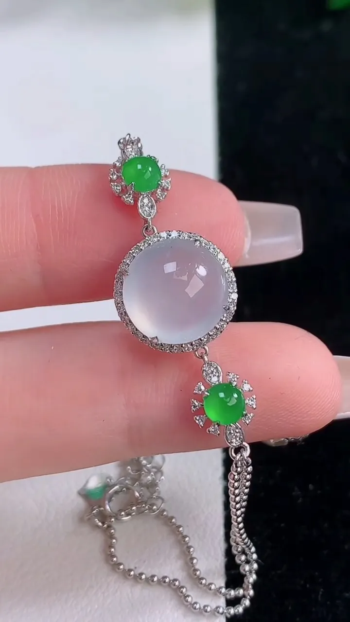 天然A货翡翠种白冰蛋面手链，尺寸10.3-7，重量:3.93g
12月7日