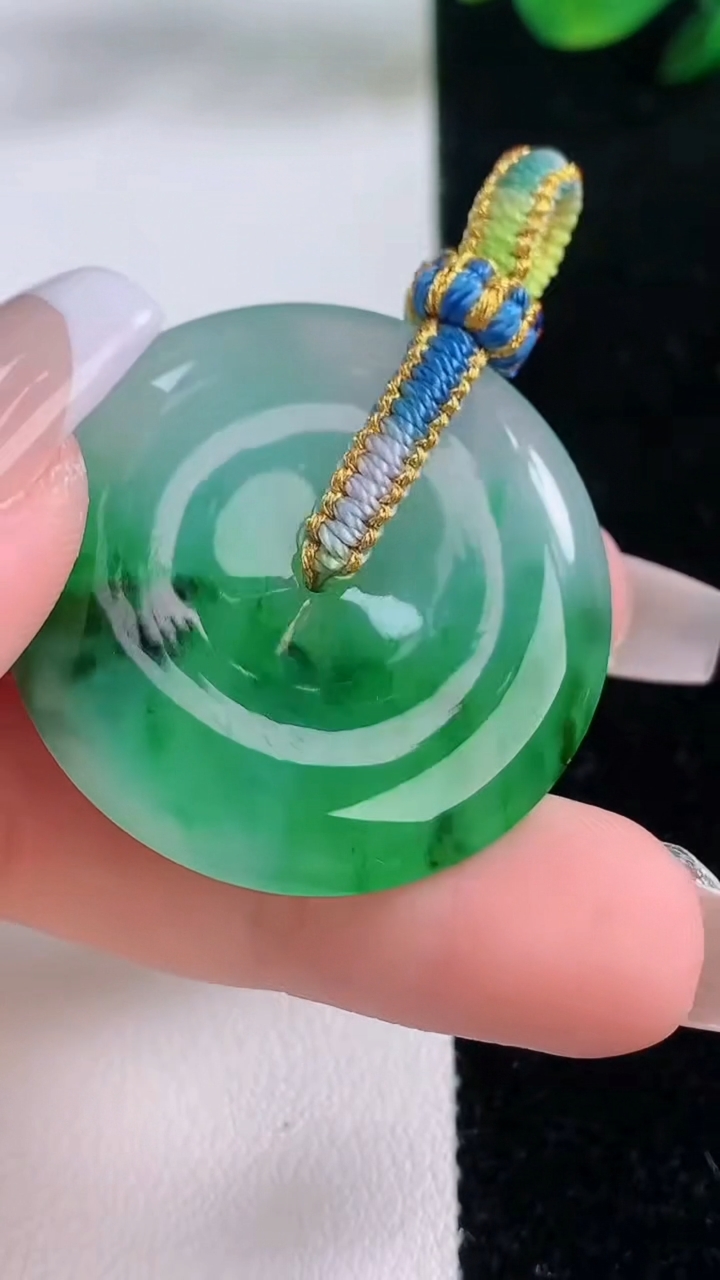 天然A货翡翠平安扣吊坠，尺寸33.7-5.5，重量:73.52g
12月7日