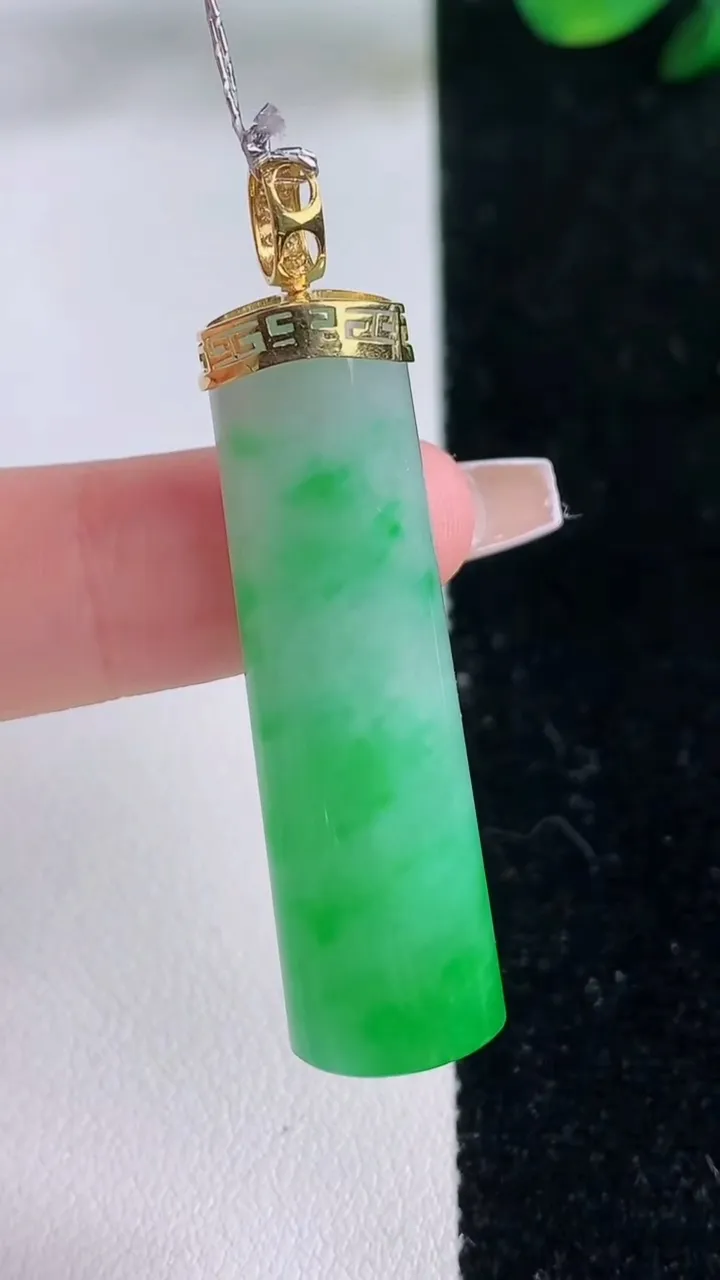 天然A货翡翠无事牌吊坠，尺寸42-11.5-7.3，重量:9.96g
12月7日