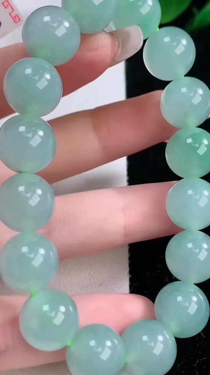 天然A货翡翠圆珠手串，尺寸12-16颗，重量:48.73g12月7日
工厂直销收藏佳品,种好水足，色泽均匀，有种有色，上手高大气！