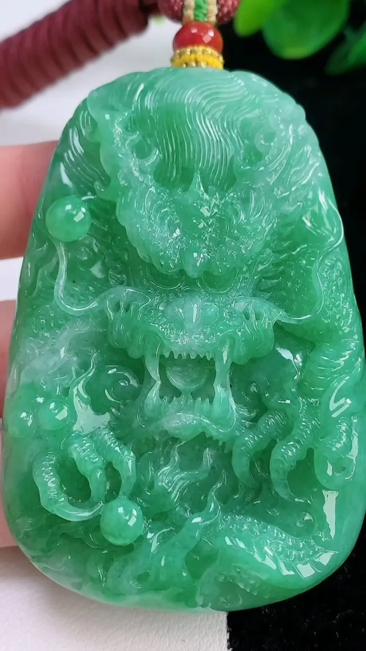 天然A货翡翠龙牌吊坠，尺寸70-46.6-10.3，重量:79.25g
12月7日