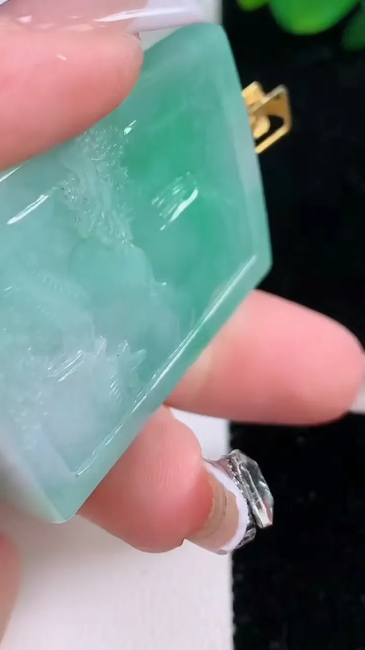 天然A货翡翠山水牌吊坠，尺寸45.8-32.5-9，重量:34.08g
12月7日