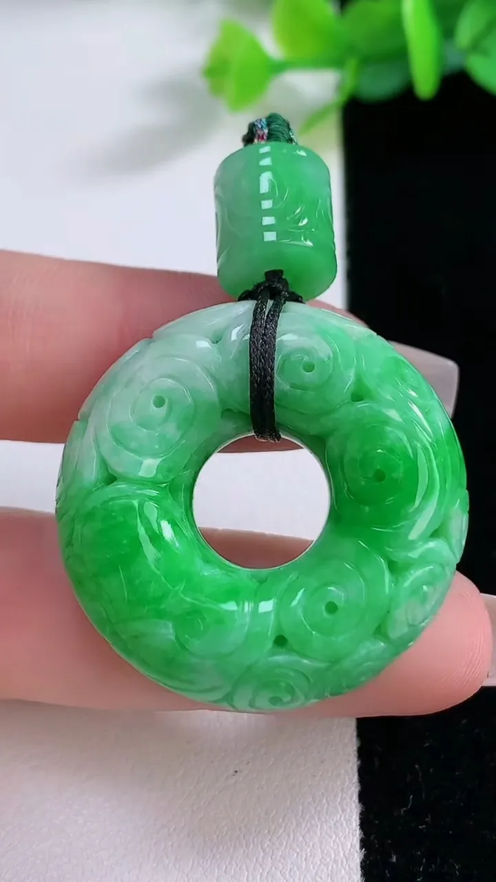 天然A货翡翠雕花平安环吊坠，尺寸32.3-11，重:22.58g
12月7日