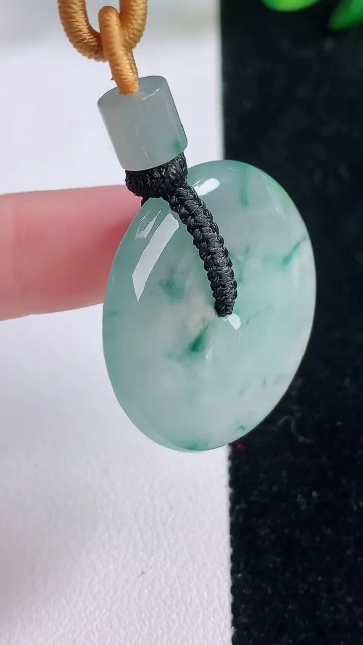 天然A货翡翠种飘花平安扣吊坠，尺寸31-5，重量:13.62g
12月7日