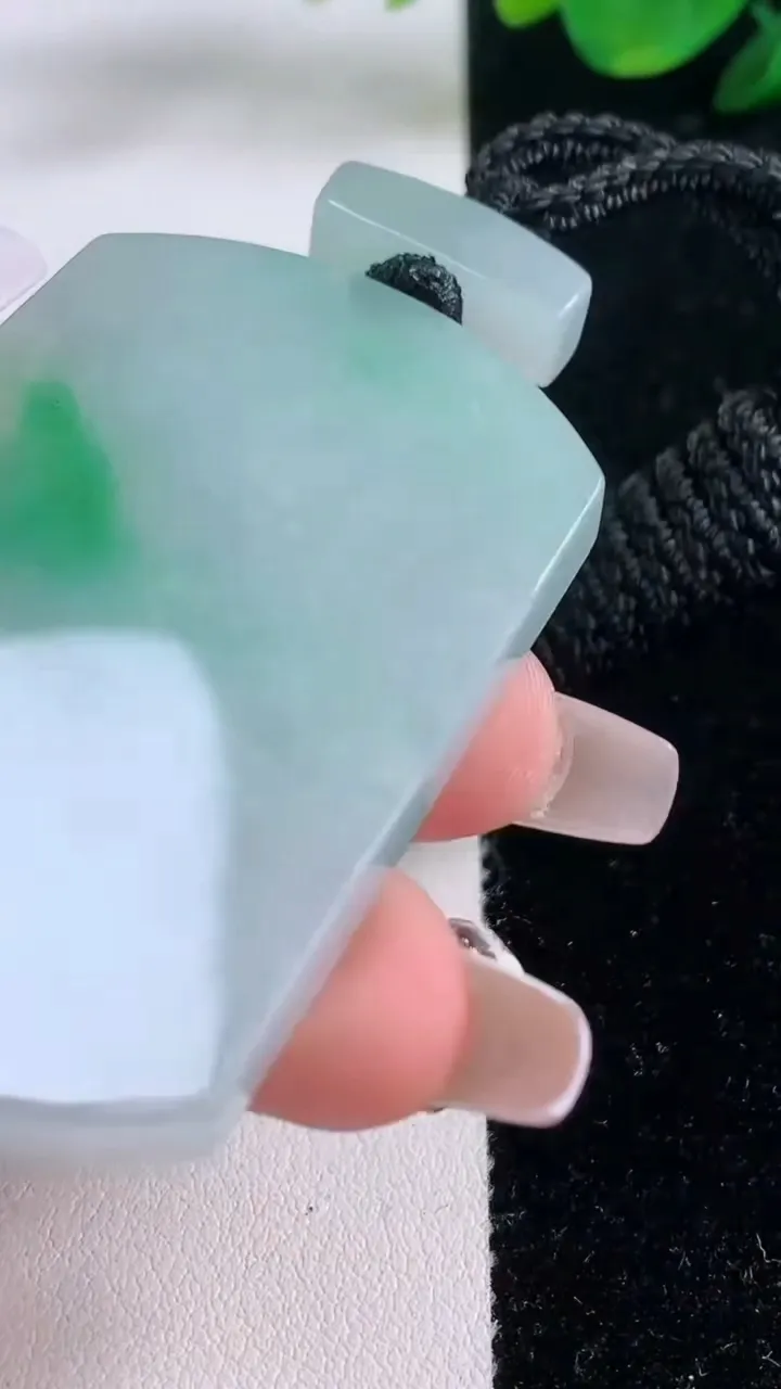 天然A货翡翠仿古无事牌吊坠，尺寸53.7-37-5.7，重量:37.28g
12月7日