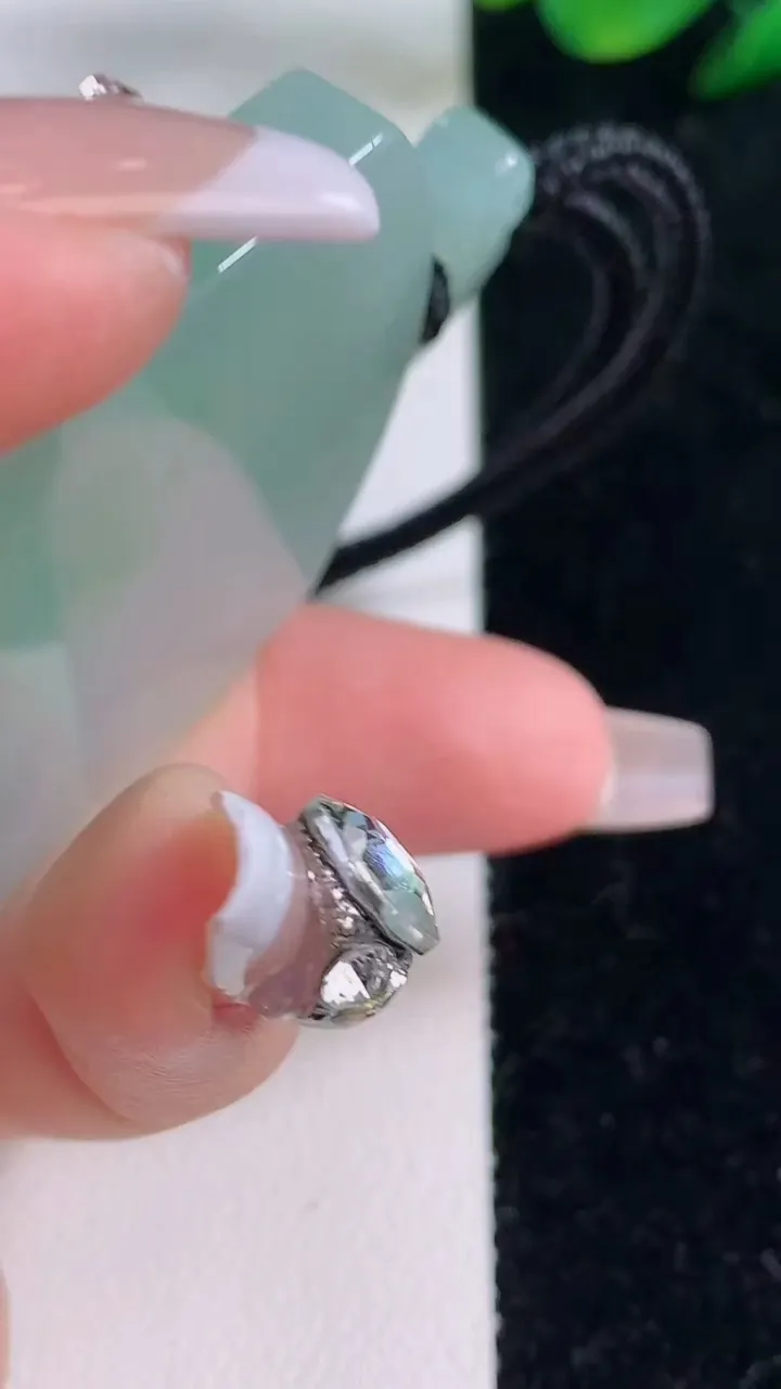 天然A货翡翠仿古无事牌吊坠，尺寸54.6-42-6，重量:44.15g
12月7日